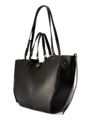 Duża czarna torebka shopper TOREC-1201-99(W26), widok produktu skosem na białym tle.