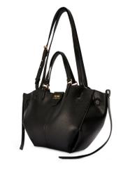 Czarna torebka damska na ramię TOREC-1231-99(W26), widok produktu skosem na białym tle.