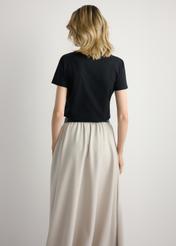 Czarny T-shirt damski z logo TSHDT-0157-99(W26), widok produktu z tyłu na modelce. Widoczna połowa sylwetki.