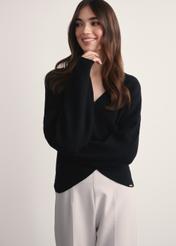 Czarny sweter damski z wiskozy SWEDT-0240-99(Z25), widok produktu z przodu na modelce. Widoczna połowa sylwetki.