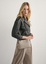 Beżowa mała torebka damska TOREC-0768-1B(W26), widok produktu na ramieniu modelki. Widoczna połowa sylwetki.