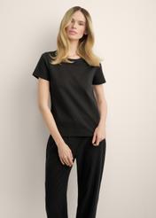 Czarny bawełniany t-shirt damski TSHDT-0144-99(Z25), widok produktu z przodu na modelce. Widoczna połowa sylwetki.