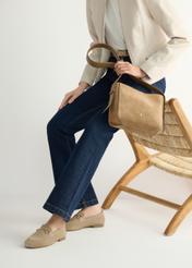 Ciemnobeżowe zamszowe mokasyny damskie BUTYD-1257-1K(W26), widok produktu z boku na stopach modelki.