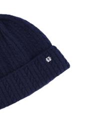 Granatowa czapka damska CZADT-0170-7E(Z26), zbliżenie na detal produktu na białym tle.