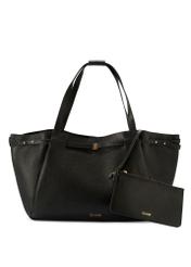 Skórzana torebka shopper w kolorze czarnym TORES-1207-9I(W26) - widok produktu z przodu, na białym tle. 