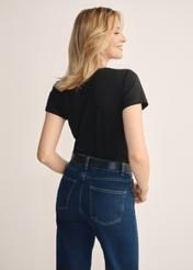 Czarny T-shirt damski basic TSHDT-0111-99(KS), widok produktu z tyłu na modelce. Widoczna połowa sylwetki.