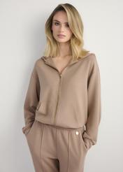 Kamelowa bluza damska z suwakiem BLZDT-0108A-1D(W26), widok produktu z przodu na modelce. Widoczna połowa sylwetki.