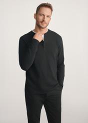 Czarny longsleeve męski LSLMT-0007-99(Z24), widok produktu od przodu na modelu, widoczne pół sylwetki.