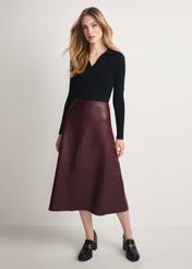 Bordowa skórzana spódnica midi SPCDS-0077-2869(Z25), widok produktu z przodu na modelce. Widoczna cała sylwetka.