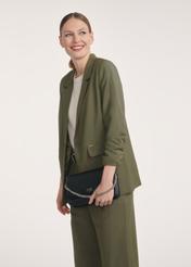 Czarna torebka damska z łańcuszkiem TOREC-1047-99(Z25), widok produktu przodem na modelce, widoczna połowa sylwetki.