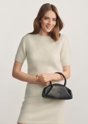 Czarna mini torebka typu top handle TORES-1203-99(Z25) - widok produktu z przodu na modelce na białym tle. Widoczna połowa sylwetki.