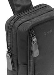 Czarna mała saszetka męska TORMN-0390-99(W26), zbliżenie na detal produktu na białym tle.