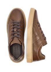 Ciemnobrązowe skórzane sneakersy męskie BUTYM-0486-1I(W26) - widok produktu z góry, na białym tle.