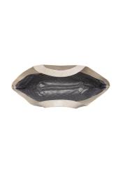 Skórzana duża pikowana torebka damska TORES-1306-0B(W26), widok produktu w środku na białym tle.