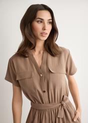 Krótki kombinezon damski z wiskozy KOBDT-0014-1D(W26), zbliżenie na produkt na sylwetce modelki.