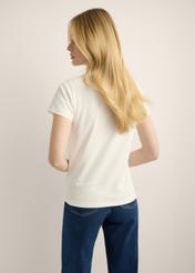Kremowy bawełniany T-shirt damski z nadrukiem TSHDT-0164-0B(Z26). Widok produktu z tyłu na modelce. Widoczna połowa sylwetki. 