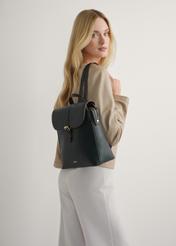 Plecak damski w kolorze czarnym TOREC-1198-99(W26), widok produktu na plecach modelki. Widoczna połowa sylwetki.