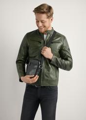 Czarna skórzana torba męska TORMS-0505-99(W26), widok produktu na sylwetce modela, ja jasnym tle.