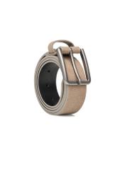 Zamszowy pasek męski w kolorze beżu PASMS-0275-1K(W26) - widok produktu po skosie, na białym tle. 