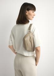 Beżowa nerka damska z imitacji skóry TOREC-1194-1D(W26)