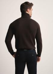 Sweter męski z golfem w kolorze ciemnobrązowym SWEMT-0095B-1I(Z26), widok produktu od tyłu na modelu, widoczna połowa sylwetki.