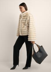 Czarna torebka shopper damska TOREC-1259-99(Z26), widok produktu od przodu na modelce. Widoczna cała sylwetka.