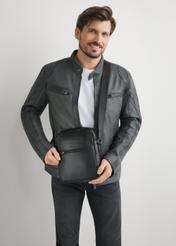 Czarna skórzana listonoszka męska TORMS-0499-99(W26), widok produktu na ramieniu modela. Widoczna połowa sylwetki.