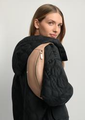 Skórzana beżowa nerka damska TORES-0970F-1B(W26) - widok produktu z boku, na modelce, na jasnym tle. Widoczna połowa sylwetki.