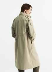 Oliwkowy płaszcz damski zapinany na napy KURDT-0353-57(W22)