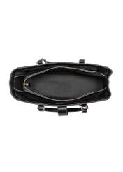 Czarna torebka damska z monogramem TOREC-0831A-98(Z25) - widok produktu z góry na białym tle.