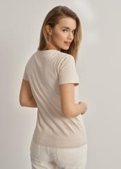Beżowy T-shirt damski z cekinowym logo TSHDT-0108-81(W23)-02