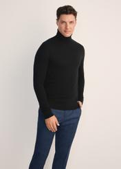 Czarny sweter męski z golfem SWEMT-0185-99(Z25), widok produktu z przodu na modelu. Widoczna połowa sylwetki.