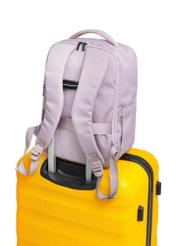 Różowy plecak PLCMN-0014A-31(Z25), widok produktu od tyłu na walizce na białym tle.