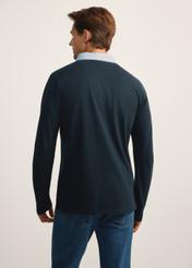 Granatowy longsleeve męski z kołnierzykiem LSLMT-0009-68(Z25), widok produktu z tyłu na modelu. Widoczna połowa sylwetki.