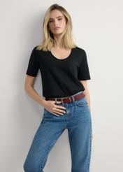Czarny bawełniany T-shirt damski TSHDT-0151-99(W26), widok produktu z przodu na modelce. Widoczna połowa sylwetki.