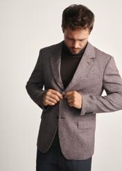 Bordowa marynarka męska MARMT-0021-49(Z25), widok produktu od przodu na modelu, widoczna połowa sylwetki.