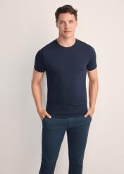 Zestaw T-shirtów męskich basic ZESMT-0040-00(KS),widok produktu z przodu na modelu na białym tle. Widoczna połowa sylwetki.
