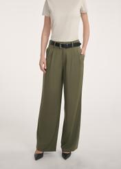 Spodnie damskie w kolorze khaki SPODT-0112-55(Z25), widok produktu z przodu na modelce, widoczne pół sylwetki.