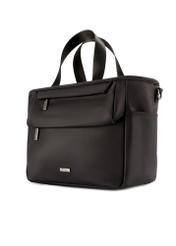 Czarna torebka typu lunchbox TOREN-0346-99(W26) - widok produktu po skosie, na białym tle.  