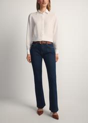 Granatowe jeansy wide leg JEADT-0015-7H(W26) - widok produktu z przodu, na modelce, na jasnym tle. Widoczna połowa sylwetki.