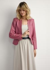 Różowa skórzana marynarka damska KURDS-0599-5D(W26) - widok produktu z przodu, na modelce, na jasnym tle. Widoczna połowa sylwetki.