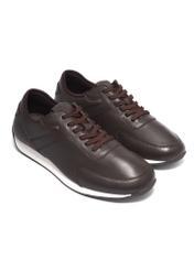 Brązowe skórzane buty sportowe męskie BUTYM-0566-1I(Z26), widok produktu skosem na jasnym tle.
