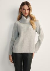 Szary sweter damski z domieszką wełny SWEDT-0252-91(Z25), widok produktu z przodu na modelce. Widoczna połowa sylwetki.