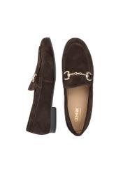 Brązowe zamszowe mokasyny damskie BUTYD-1257-1I(W26), widok produktu z góry na białym tle.