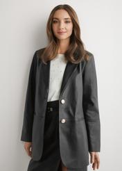 Czarna skórzana marynarka damska KURDS-0606-99(W26) - widok produktu z przodu, na modelu, na jasnym tle. Widoczna sylwetka do kolan.
