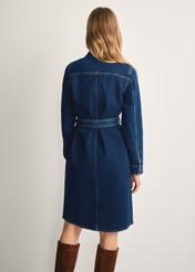 Jeansowa sukienka w stylu szmizjerki SUKDT-0240-68(Z25), produktu widoczny od tyłu na modelce, widoczne pół sylwetki.