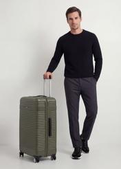 Walizka duża na kółkach WALAB-0040-8D-28(W26), widok produktu skosem przy modelu, widoczna cała sylwetka.