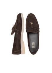 Ciemnobrązowe skórzane mokasyny damskie BUTYD-1256-1I(W26), widok produktu z góry na białym tle.