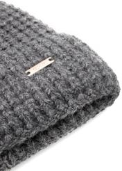 Szara czapka damska z wełną CZADT-0204-95(Z25), zbliżenie na detal produktu na białym tle.