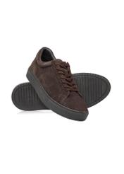 Ciemnobrązowe skórzane buty sportowe BUTYM-0503A-1I(W26), widok produktu skosem na białym tle.